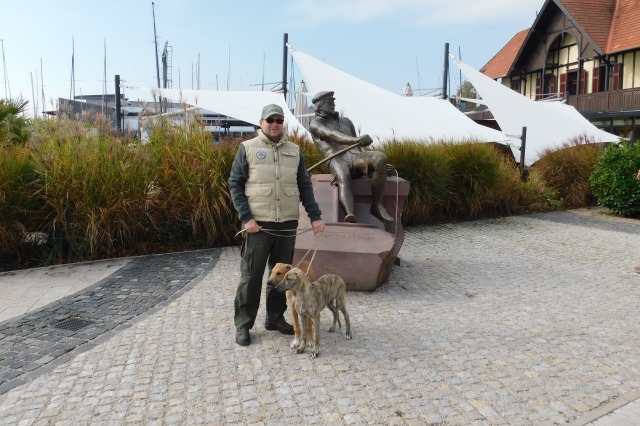 Lucky Penny Aranyifjú - magyar agár |With my brother 'Aranyifjú' and Papi at István Bujtor sculpture.